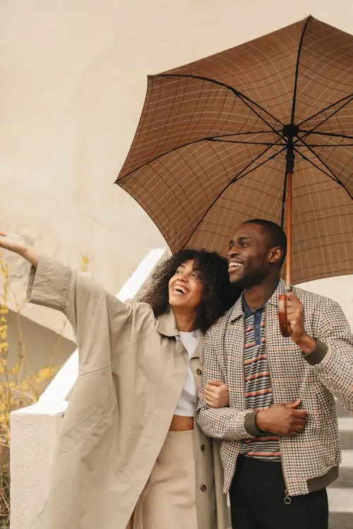 Voyageurs heureux avec bagages à l'aéroport, protégés par une assurance voyage complète